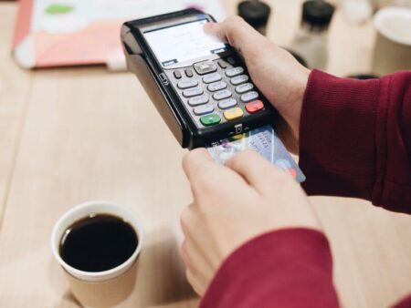 Co to jest karta kredytowa? Kiedy się przydaje? W jaki sposób płacić kartą MasterCard?