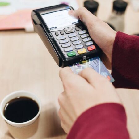 Co to jest karta kredytowa? Kiedy się przydaje? W jaki sposób płacić kartą MasterCard?