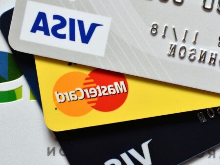 Karta kredytowa a debetowa – czym się różnią? Na którą kartę się zdecydować?